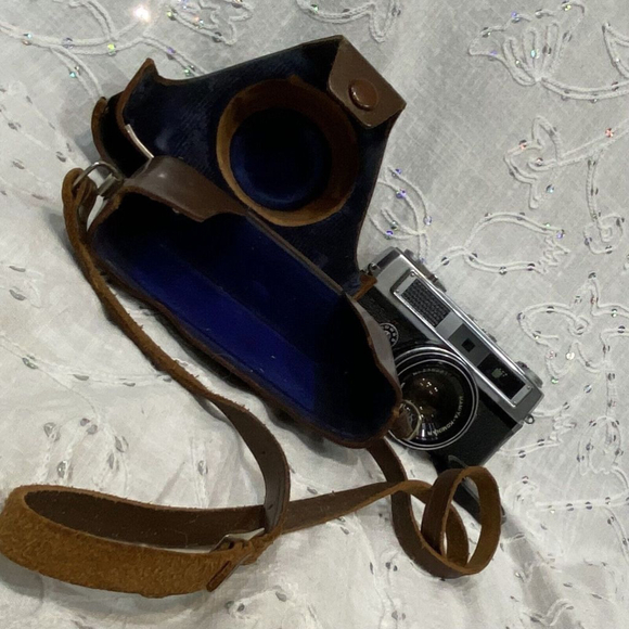 Vintage 60s Tower 18b 35mm Camera W/Carrying Case & Strap Untested Made In Japan - Picture 2 of 8